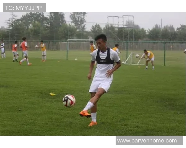 科学足球训练新方法探讨提升运动员状态的有效策略与实践 科学足球训练新方法探讨提升运动员状态的有效策略与实践