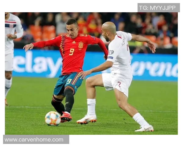 足球明星谁最强壮揭秘体能与力量的巅峰对决与球场表现的关系分析 足球明星谁最强壮揭秘体能与力量的巅峰对决与球场表现的关系分析